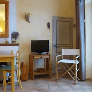 https://studio-dans-maison-de-village.fr-provencehotel.com